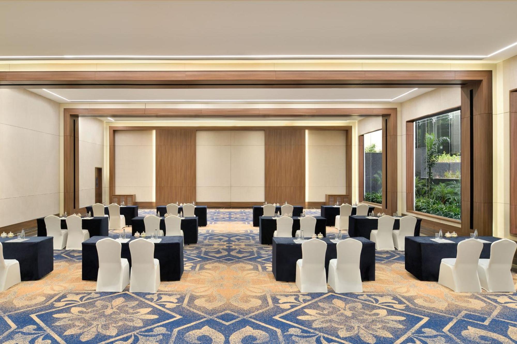 Sheraton Grand Bengaluru Whitefield Hotel & Convention Center Exterior foto